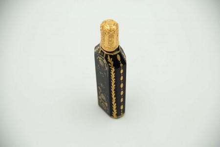 Frasco de perfume em vidro opaco com pinturas e tampa em ouro amarelo 